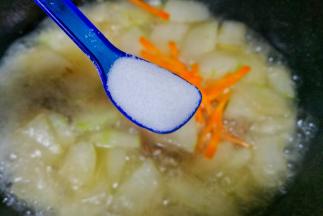 加一小勺盐和白胡椒粉调味。