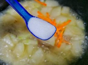 加一小勺盐和白胡椒粉调味。