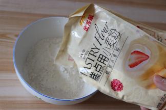 将糯米粉、粘米粉、玉米淀粉、金龙鱼糕点用小麦粉倒入碗里，混合均匀；