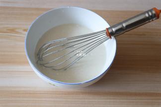 加入牛奶、白砂糖和玉米油搅拌均匀；