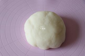 蒸好的面团取出搅拌均匀，放凉后揉成团；