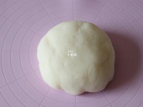 蒸好的面团取出搅拌均匀，放凉后揉成团；