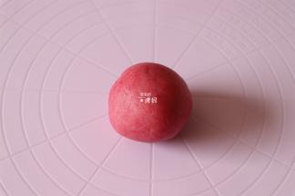 取适量面团加入少许甜菜粉揉均匀成红色面团；
