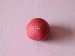 取适量面团加入少许甜菜粉揉均匀成红色面团；