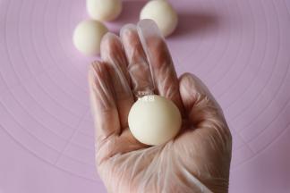 将白色面团一一揉成25g一个的圆球；