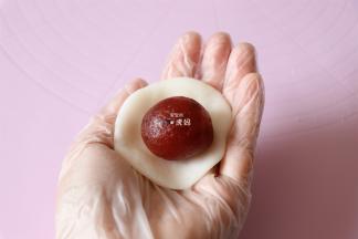 压扁，放入红酒蔓越莓馅；