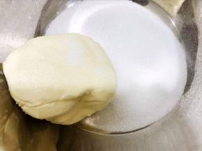 现在做芝士糊
奶油奶酪加入细砂糖软化