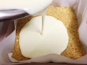 取出饼干底，轻轻倒入芝士糊