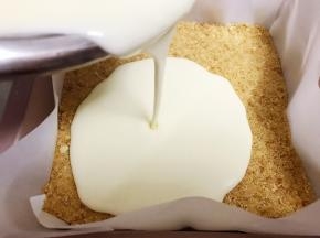 取出饼干底，轻轻倒入芝士糊