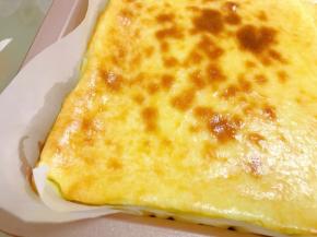 出炉等稍微晾凉后，放入冰箱冷藏几个小时再模具切块