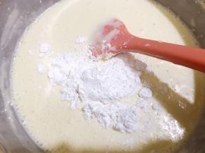 筛入玉米淀粉拌匀
做好后过筛一次，一定要过筛做好的成品才会细腻哦