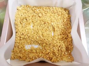 把融化的黄油加入饼干末里拌匀