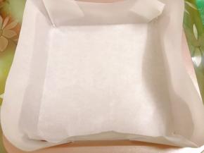 8寸方形模具里铺上油纸备用