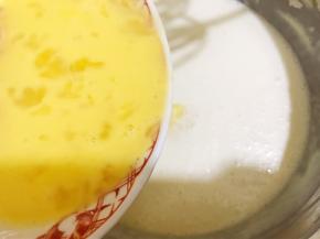 2个鸡蛋打散后加入到椰浆芝士糊里拌匀