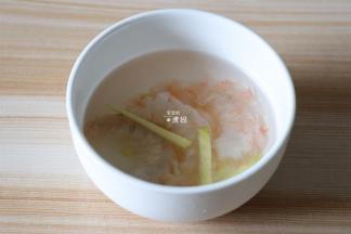 虾仁放进生姜水中浸泡20分钟左右；