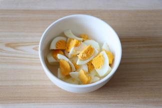 鸡蛋蒸熟切瓣；