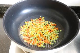 什锦菜过水焯熟；