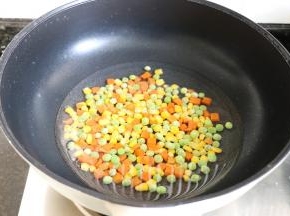 什锦菜过水焯熟；