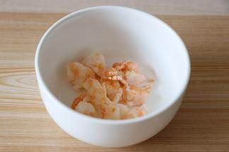 虾仁连同生姜水一起放入锅中焯熟后沥干，切小粒；