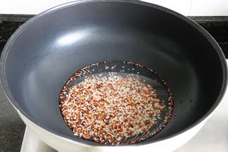 浸泡好的三色藜麦冲洗干净后放入锅中，加入适量水（没过藜麦即可）煮至水干；