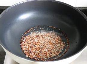 浸泡好的三色藜麦冲洗干净后放入锅中，加入适量水（没过藜麦即可）煮至水干；