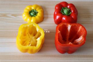 彩椒洗净切去顶部，挖出辣椒籽做成盅；