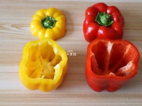 彩椒洗净切去顶部，挖出辣椒籽做成盅；