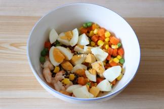 将鸡蛋、什锦菜、虾仁也倒入到装有三色藜麦的碗里；