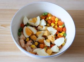 将鸡蛋、什锦菜、虾仁也倒入到装有三色藜麦的碗里；