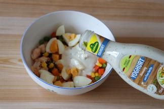 倒入冠利酸乳酪沙拉酱搅拌均匀后装入彩椒盅即可，可以切一点彩椒碎粒点缀一下；