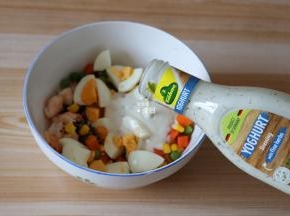 倒入冠利酸乳酪沙拉酱搅拌均匀后装入彩椒盅即可，可以切一点彩椒碎粒点缀一下；