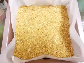 再用平勺压平，压紧压实后放入冰箱冷藏