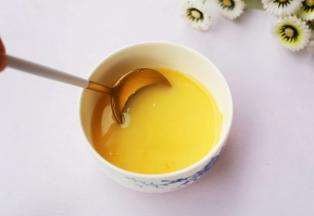 鸡蛋磕入碗中搅拌均匀。