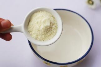 将澳优能立多G4奶粉冲泡成牛奶。