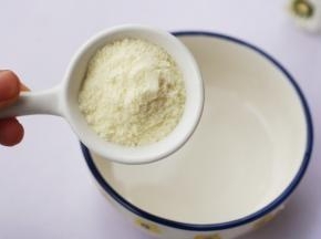 将澳优能立多G4奶粉冲泡成牛奶。