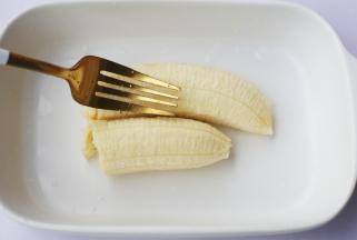 香蕉去皮压成泥。