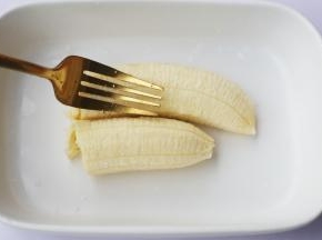 香蕉去皮压成泥。