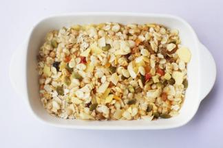 撒一层燕麦片。