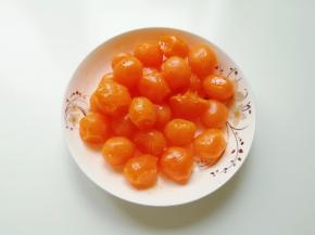 小碗里放半碗白酒，先把每个咸蛋黄在白酒里面打个滚，然后夹出放在盘子里，上锅大火蒸8分钟，取出晾凉备用。