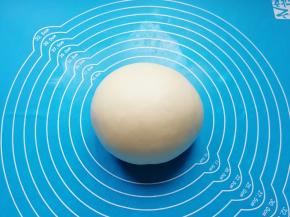 将油皮的所有食材放在一起，揉成光滑的面团，装进保鲜袋松弛二十分钟。