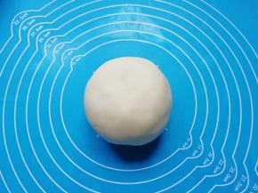 将油酥的食材放在一起，揉捏成团。