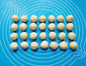 分成28份（差不多9g一份），搓圆备用。