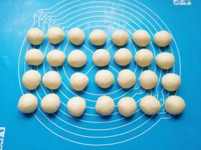 松弛好的油皮面团也分成28份（差不多19g一份），搓圆盖上保鲜膜备用。