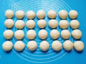 所有的油酥包好以后收口朝下摆放，盖上保鲜膜备用。