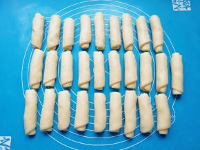 收口朝下摆放，盖上保鲜膜备用。