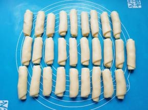 收口朝下摆放，盖上保鲜膜备用。