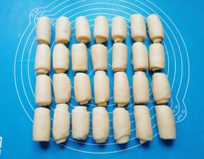 全部完成盖上保鲜膜松弛15分钟。