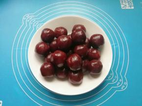 所有的咸蛋黄包好，油酥皮基本上就松弛好了。