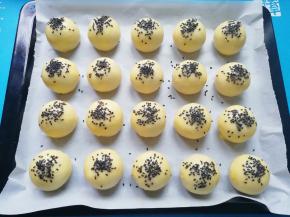 刷上一层蛋黄液，撒上熟黑芝麻。