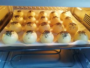 送入预热好的烤箱。